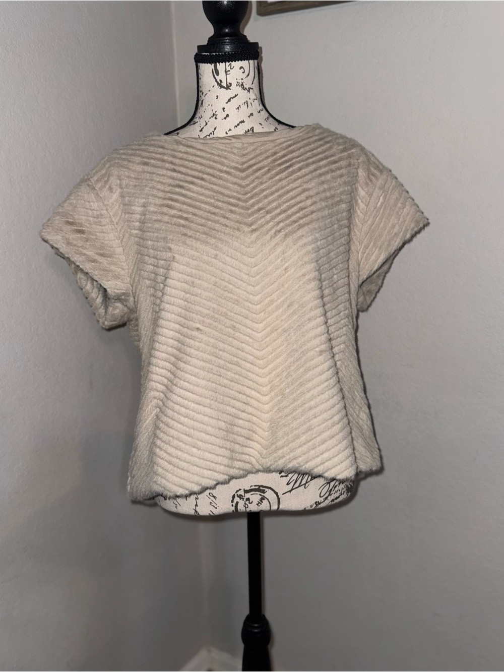Women's Cream Textured Short Sleeve Knit Top Fuzzy Soft Faux Fur Dylan size Med